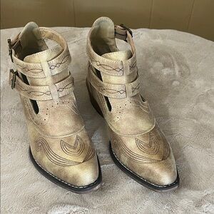 Roper Women’s Gold Ankle Boots Size 7.5